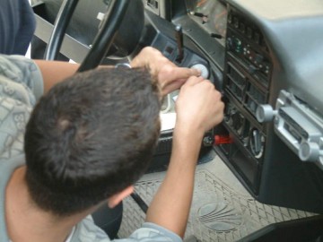 Un bărbat băut, prins la furat dintr-un autoturism